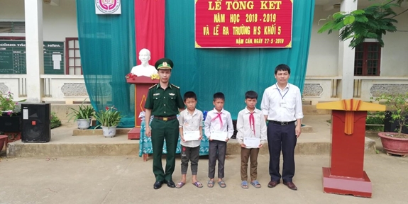 Đại diện chỉ huy Đồn Biên phòng Nậm Càn trao quà tặng các học sinh nhân dịp Ngày Quốc tế thiếu nhi 1-6.